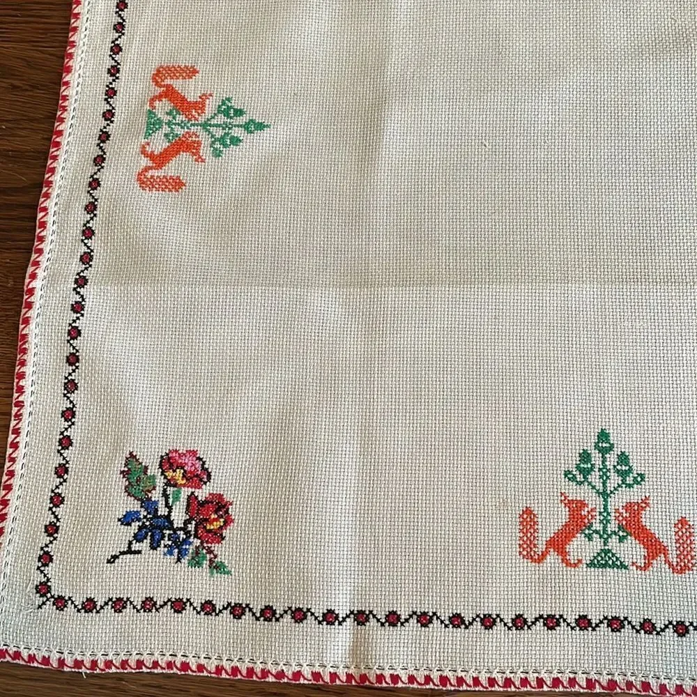 Vintage off white/cream‎ small table cloth & 4 napkins with cross stitch flowers